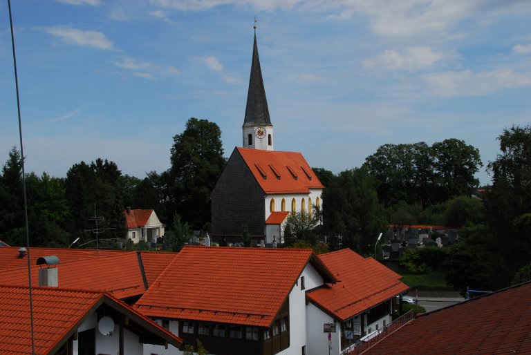 St. Georg mit Dächern der angrenzenten Häuser